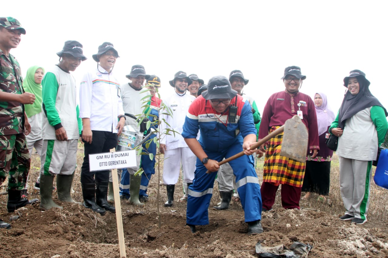 Petani Lansia Garap Lahan Pertamina Untuk Kebun Buah