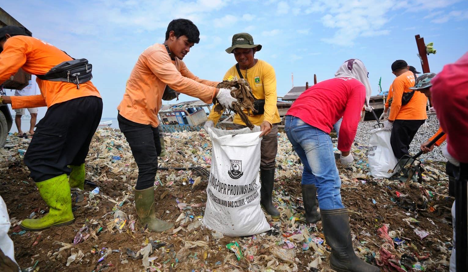 PGN Kumpulkan Ratusan Kg Sampah dari Pantai Teluk Labuan
