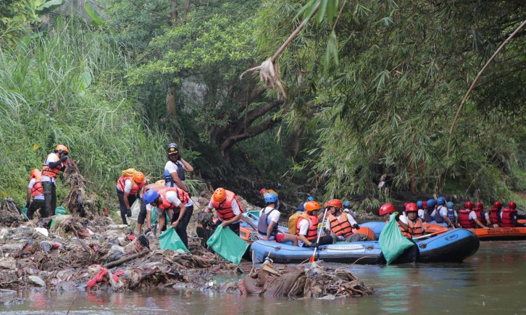 PIS Bantu Bersihkan 14 Ton Sampah di Sungai Ciliwung