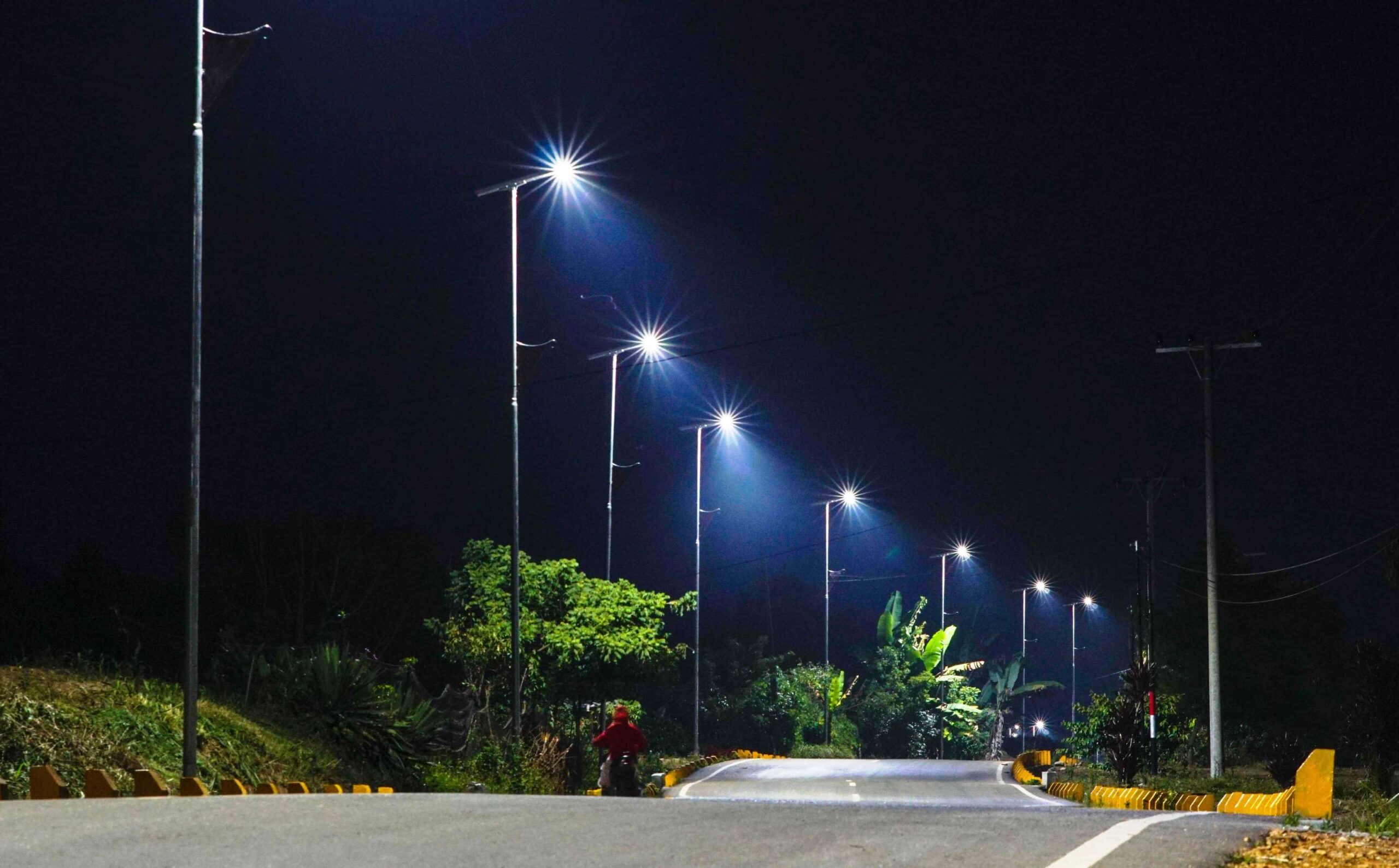 Signify Pasang PJUTS di Kawasan Danau Toba