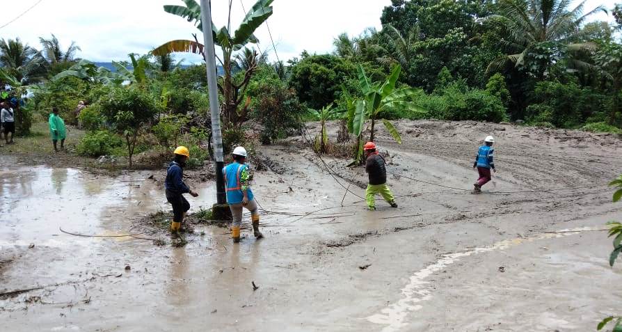 Pasca Banjir, PLN Pulihkan Listrik di Tanah Datar