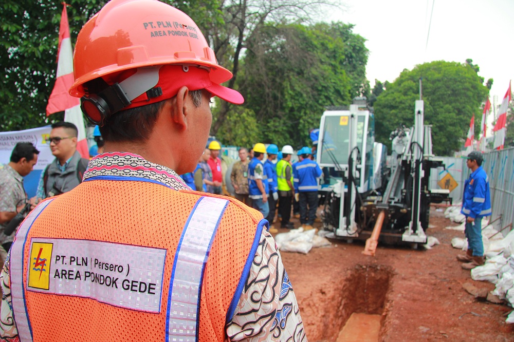 Pasang Kabel, PLN Pakai Mesin HDD