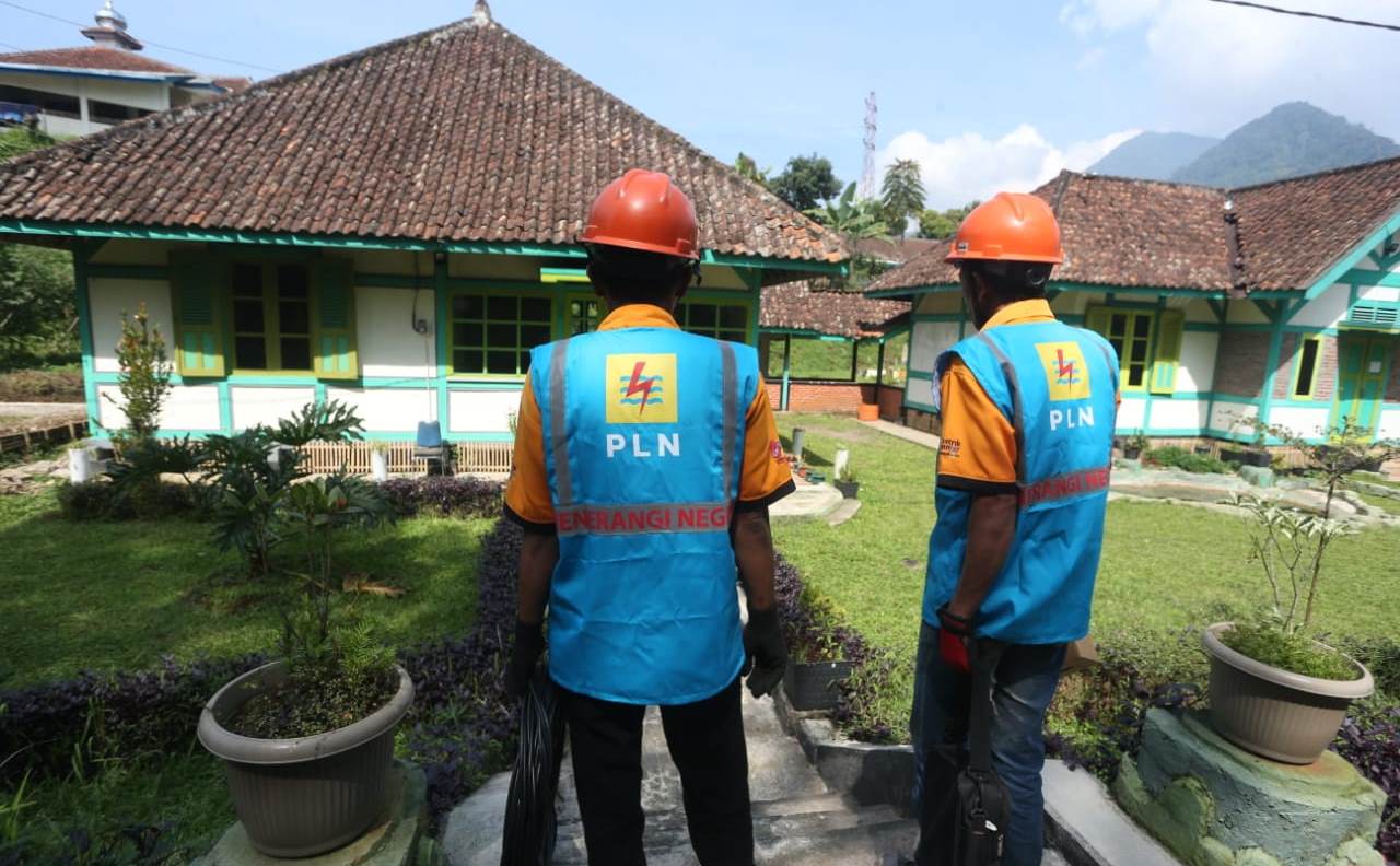Petugas PLN Kembali Catat Meter ke Rumah Pelanggan