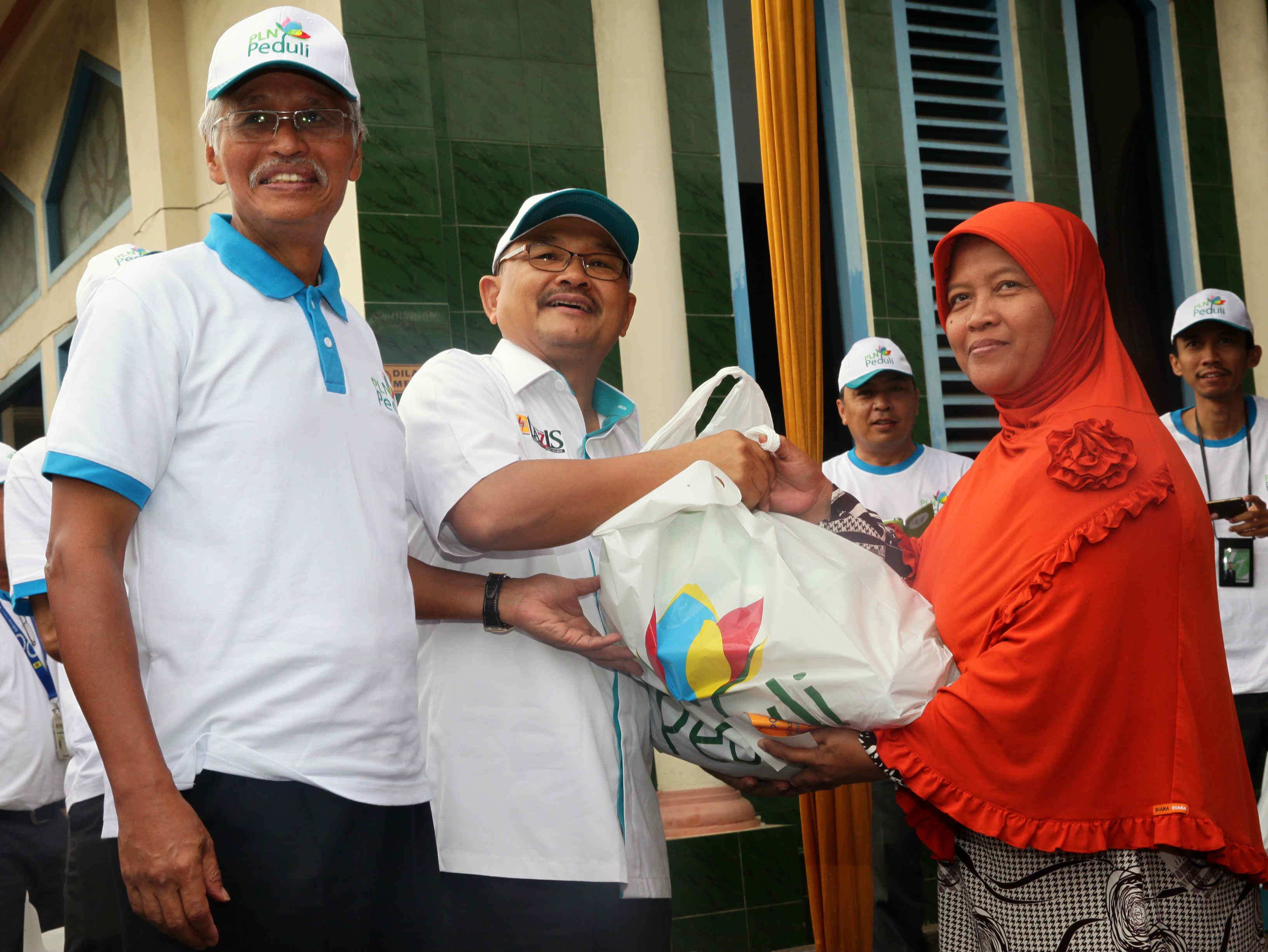 PLN Berbagi 35.000 Sembako untuk Dhuafa