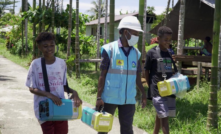 PLN Gandeng TNI Kejar Target Desa Berlistrik di Papua