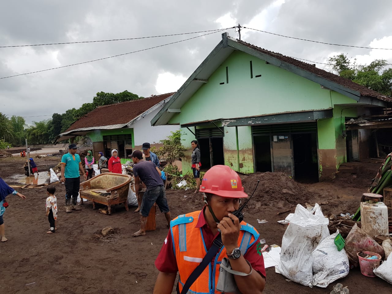 PLN Padamkan Listrik Saat Banjir Bandang di Banyuwangi