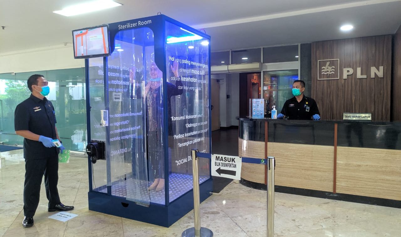 Masuk Kantor PLN Harus Lewat Bilik Disinfektan
