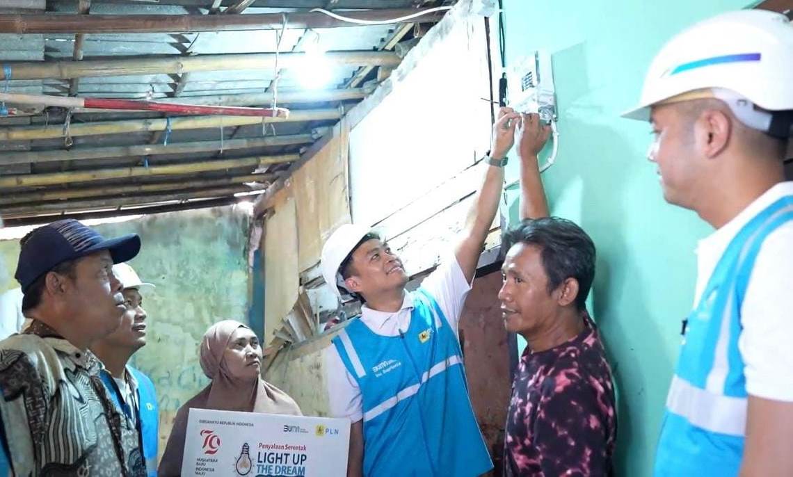 Donasi Pegawai Nyalakan 7.357 Listrik Gratis bagi Keluarga Kurang Mampu