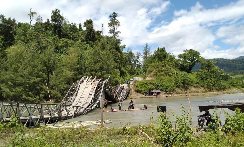 Jembatan Putus Tak Halangi Komitmen PLN Terangi Negeri