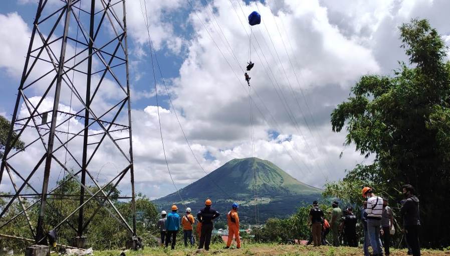 PLN Selamatkan Penerjun Payung Tersangkut di Kabel Listrik