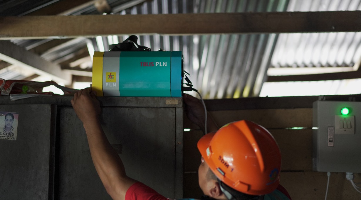 PLN Terangi Desa Terpencil di NTT dengan APDAL