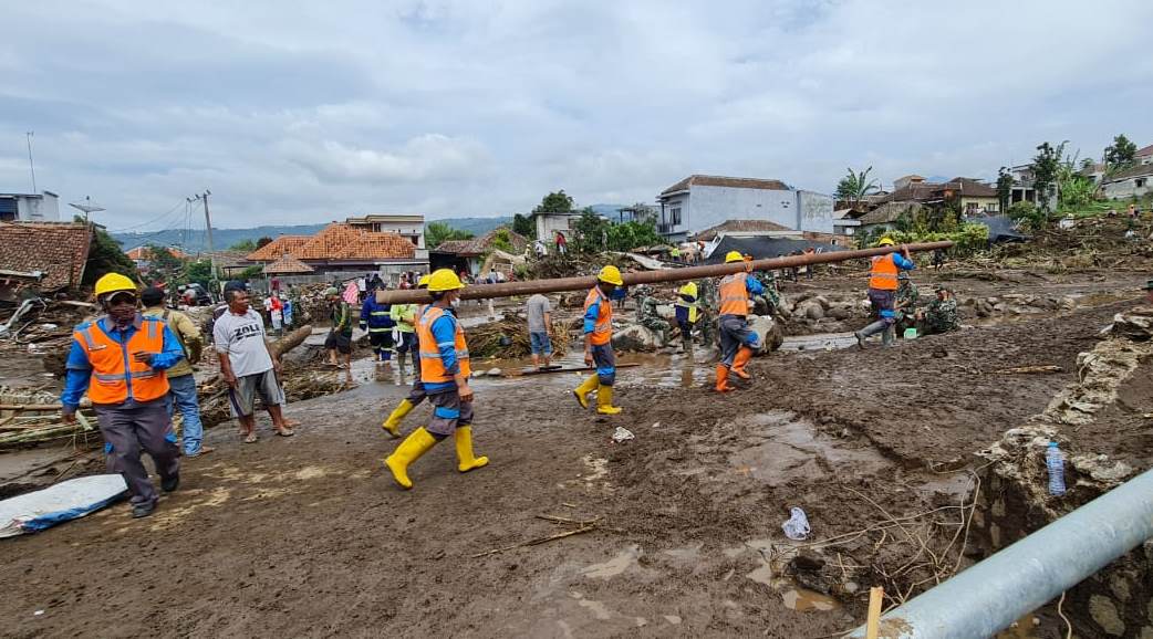 PLN Pulihkan Listrik Daerah Terdampak Banjir di Kota Batu