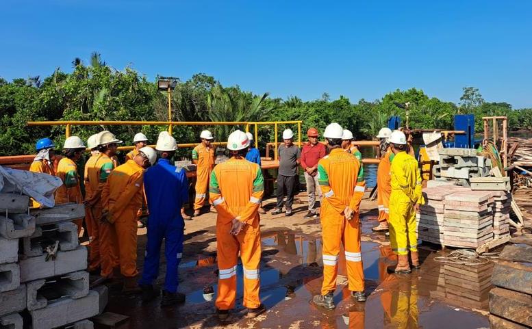 Di Indragiri Hilir, PLN Bangun Kabel Listrik Dasar Sungai