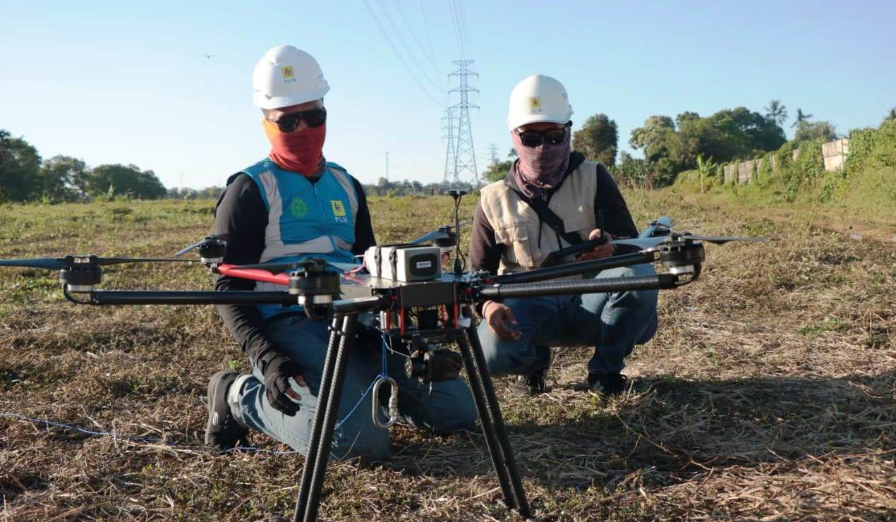 Pasang Kabel Transmisi dengan Drone