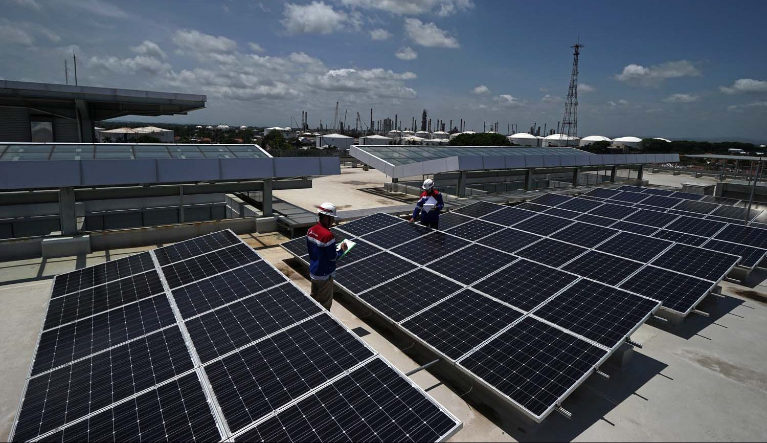 Pertamina Pasang PLTS On Grid di Kilang Cilacap