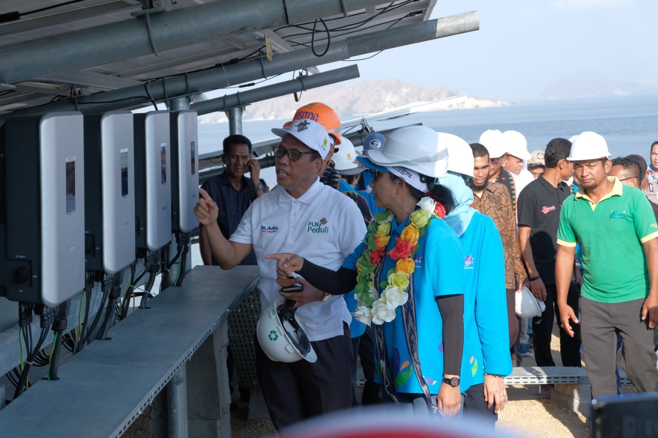 Menteri BUMN Resmikan Lima PLTS Komunal di NTT