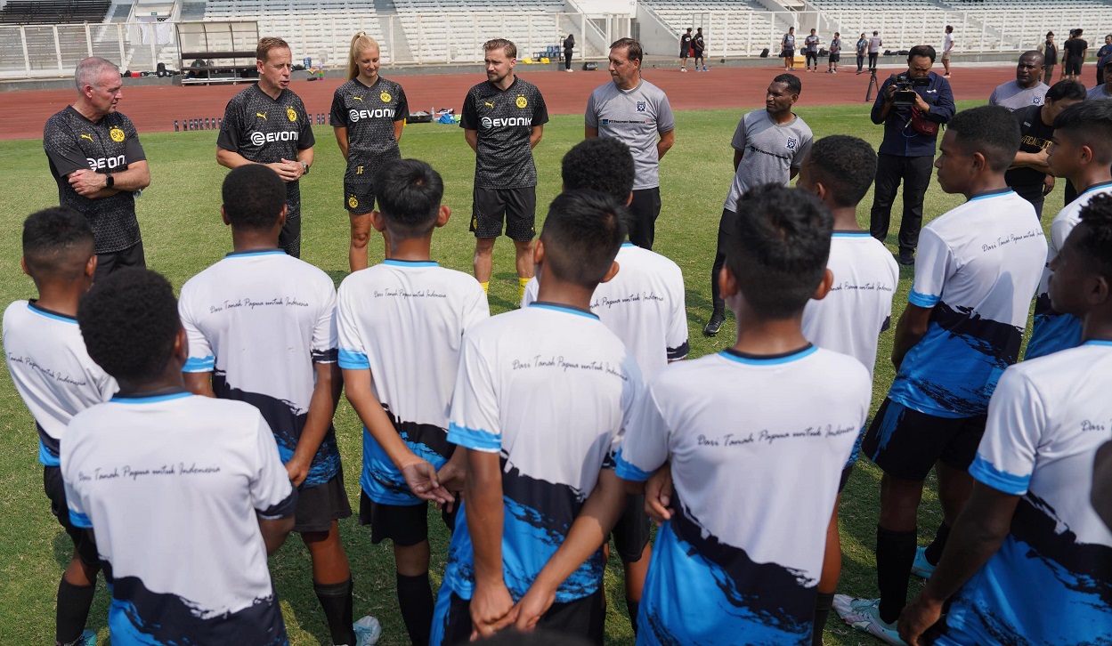 PSSI Gandeng PTFI Gelar Coaching Clinic untuk Anak-anak Papua