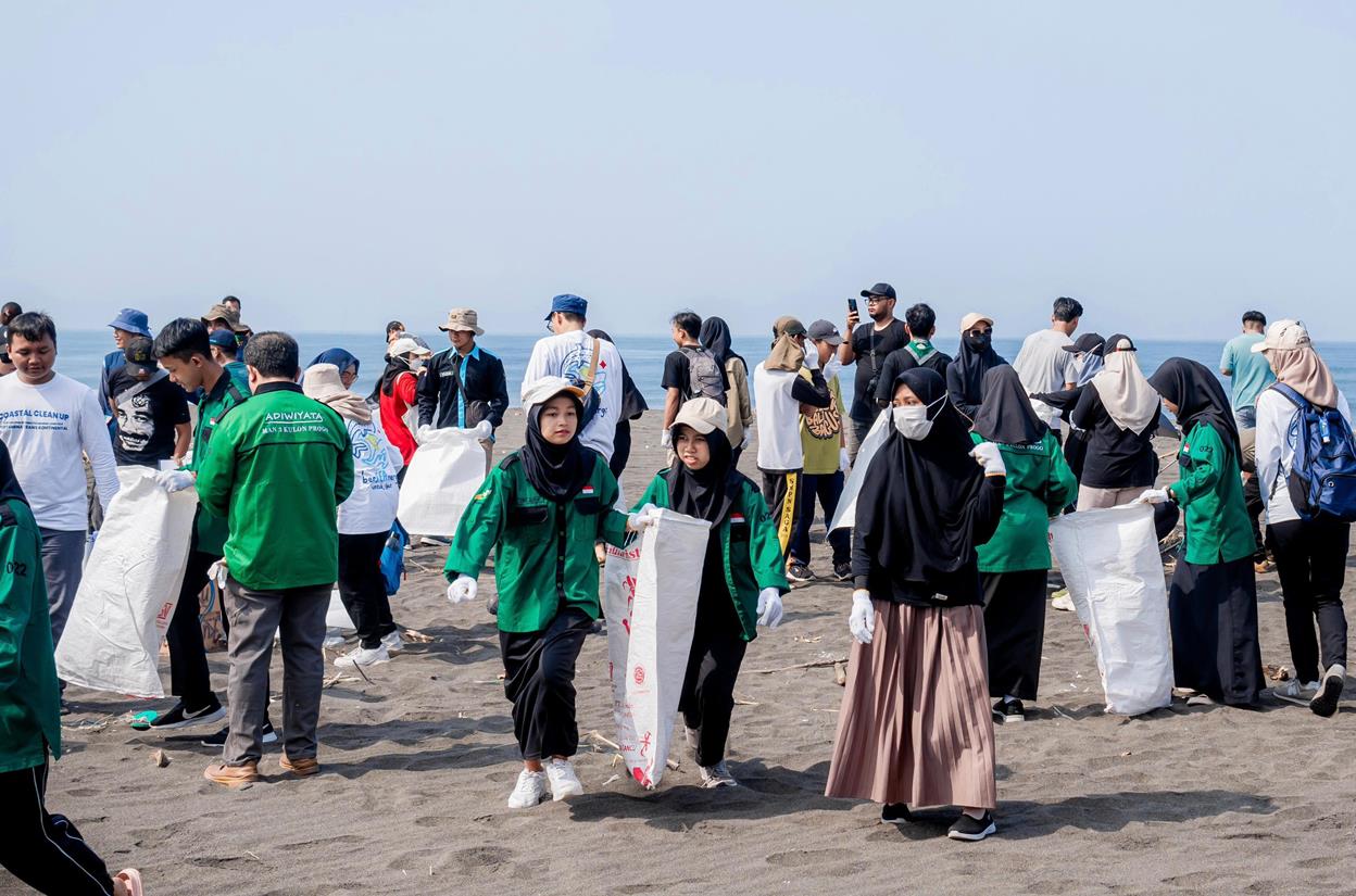 PTK Kumpulkan 28 Ton Sampah dari Pantai Trisik Muara Progo