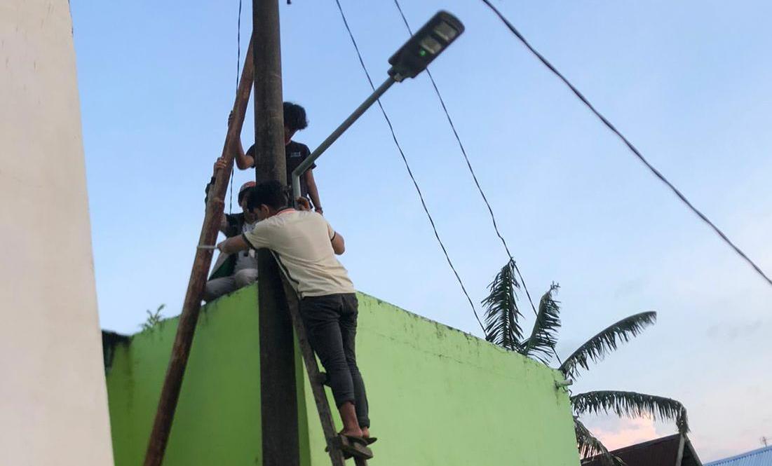 Mahasiswa Terangi Dusun Terisolir dengan Panel Surya