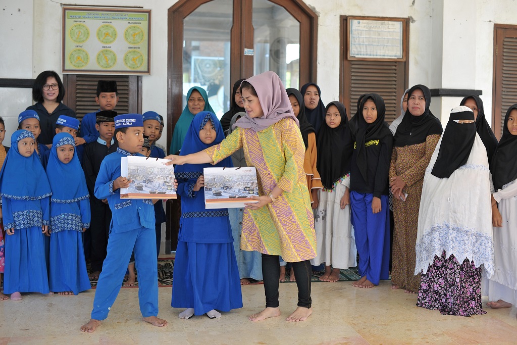 Amman Mineral Berikan 2.300 Paket Lebaran