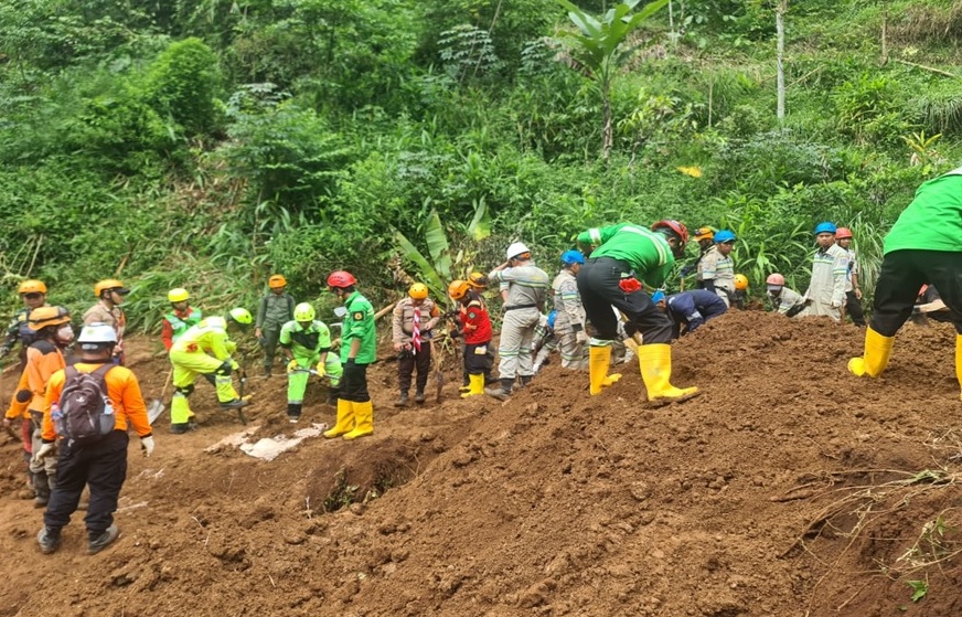 Tim ESDM Lakukan Penggalian Korban Gempa Cianjur