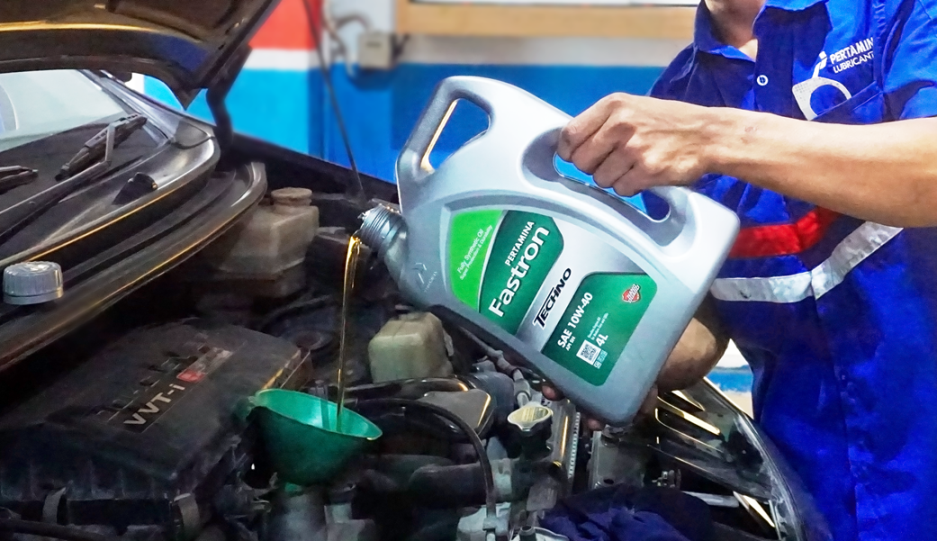 Tips Memilih Oli Mobil Sesuai Kebutuhan Mesin