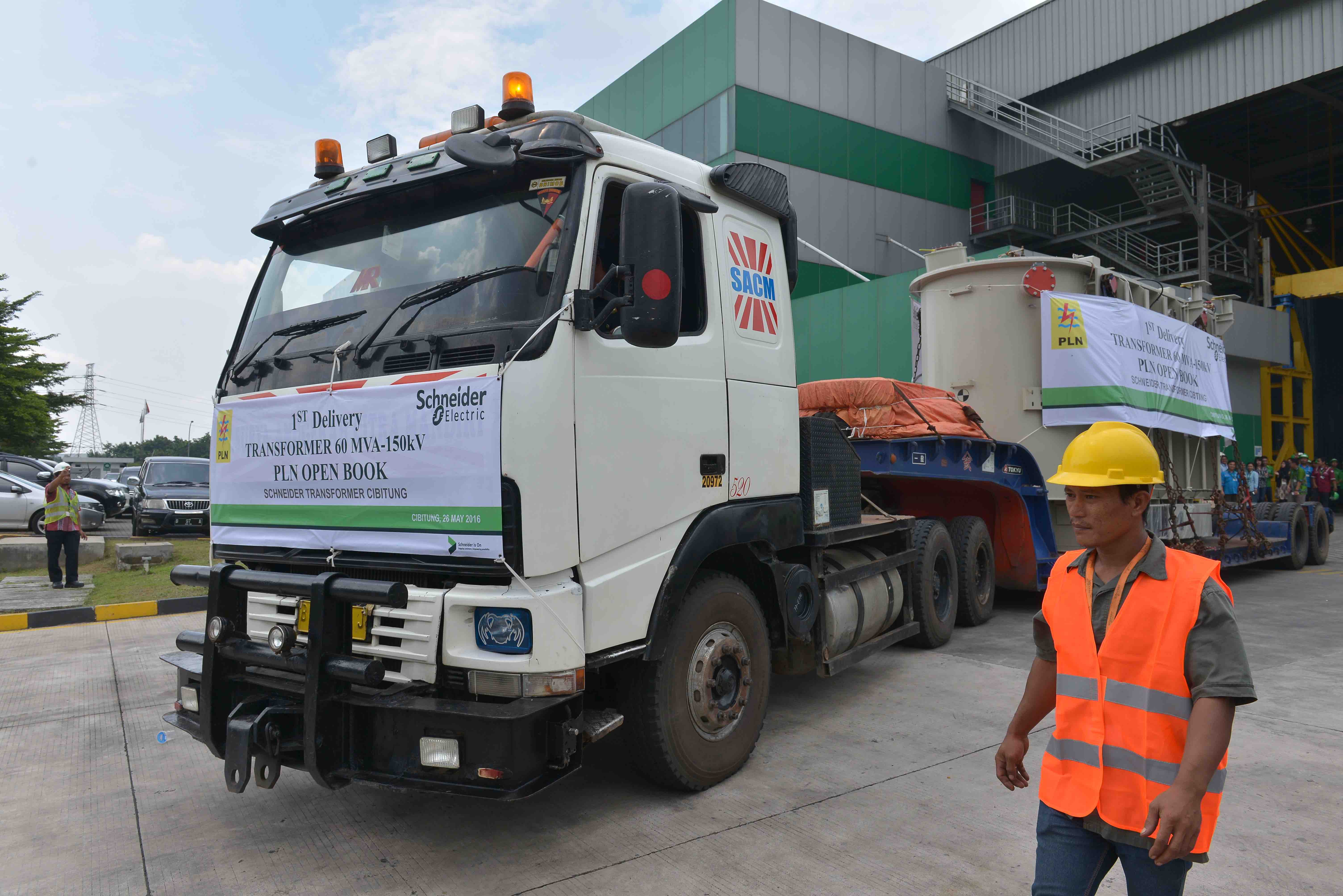 Pengiriman Perdana Trafo Scheider Indonesia