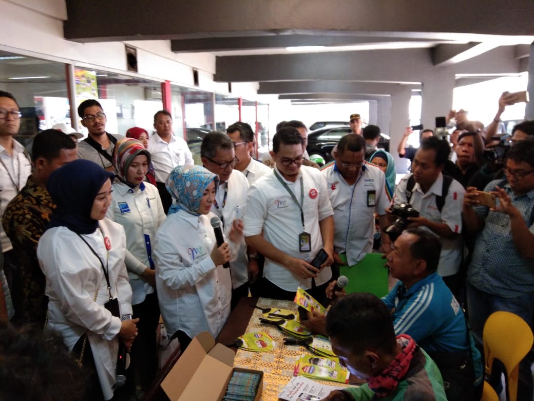 Dirut Pertamina Sapa & Layani Pelanggan di SPBU