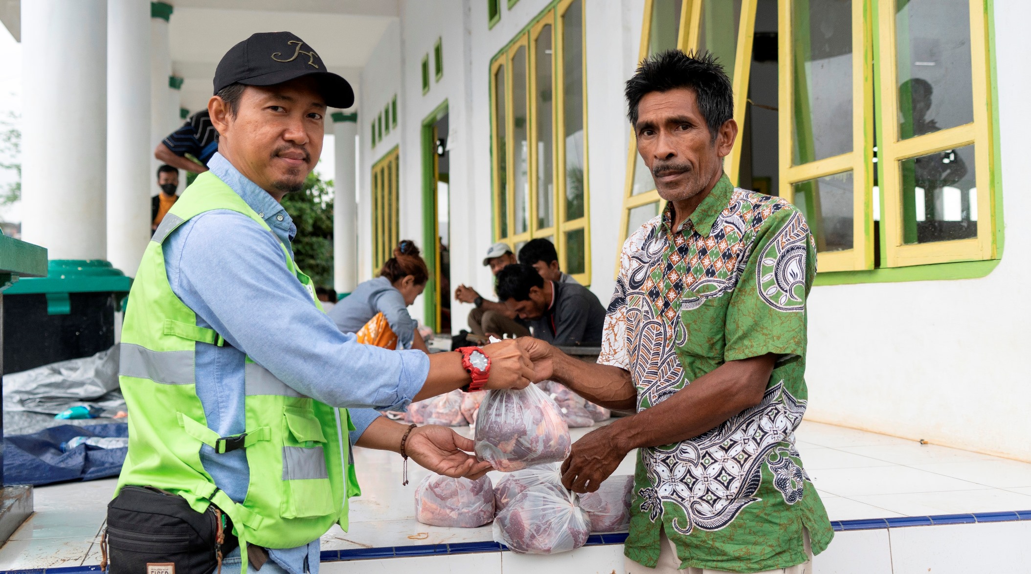 Harita Nickel Salurkan Hewan Kurban 24 Ekor Sapi