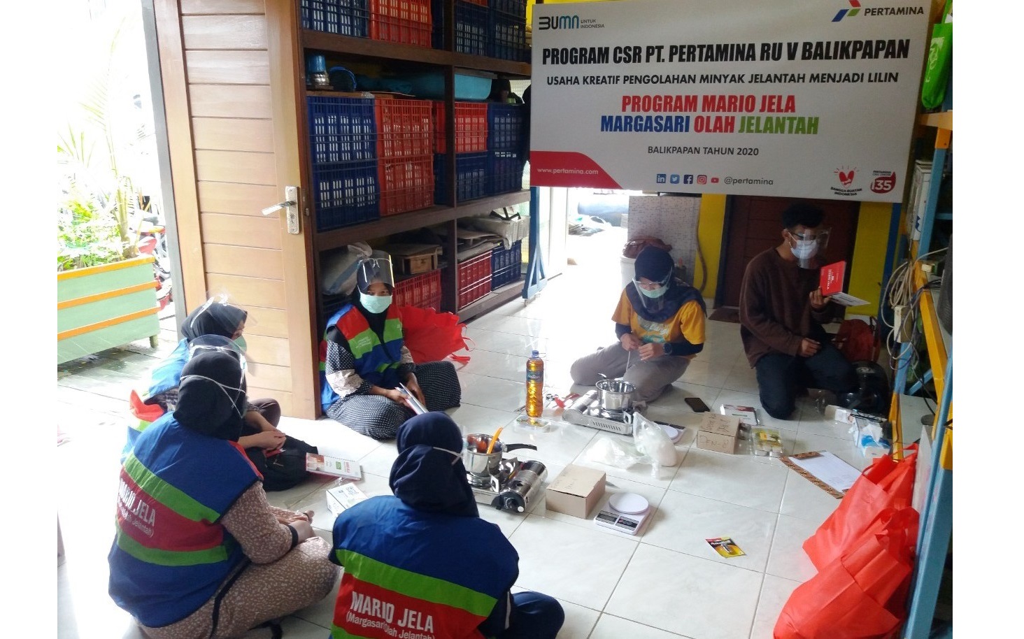 Warga Balikpapan Ubah Minyak Jelantah Jadi Lilin
