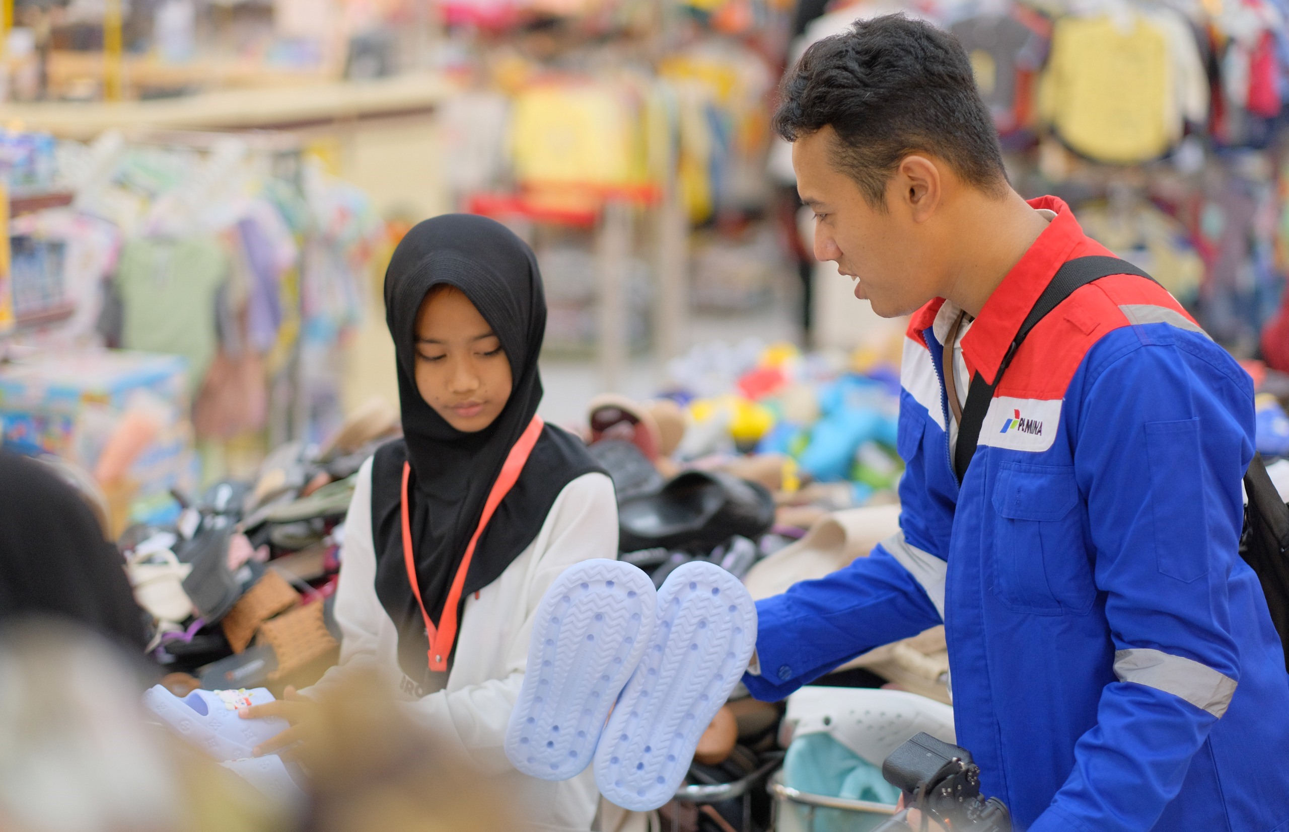 Perwira Pertamina Ajak Anak Yatim Beli Baju Lebaran