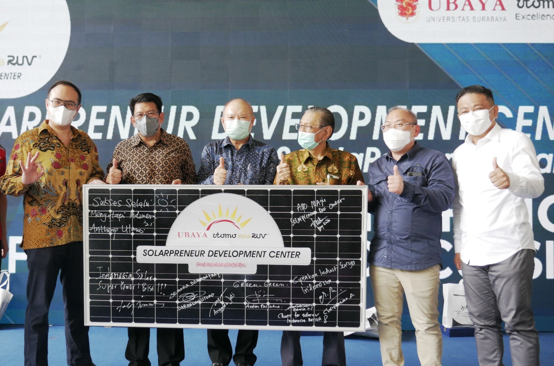 Di Surabaya, Ada Pusat Pelatihan PLTS Atap bagi Anak Muda