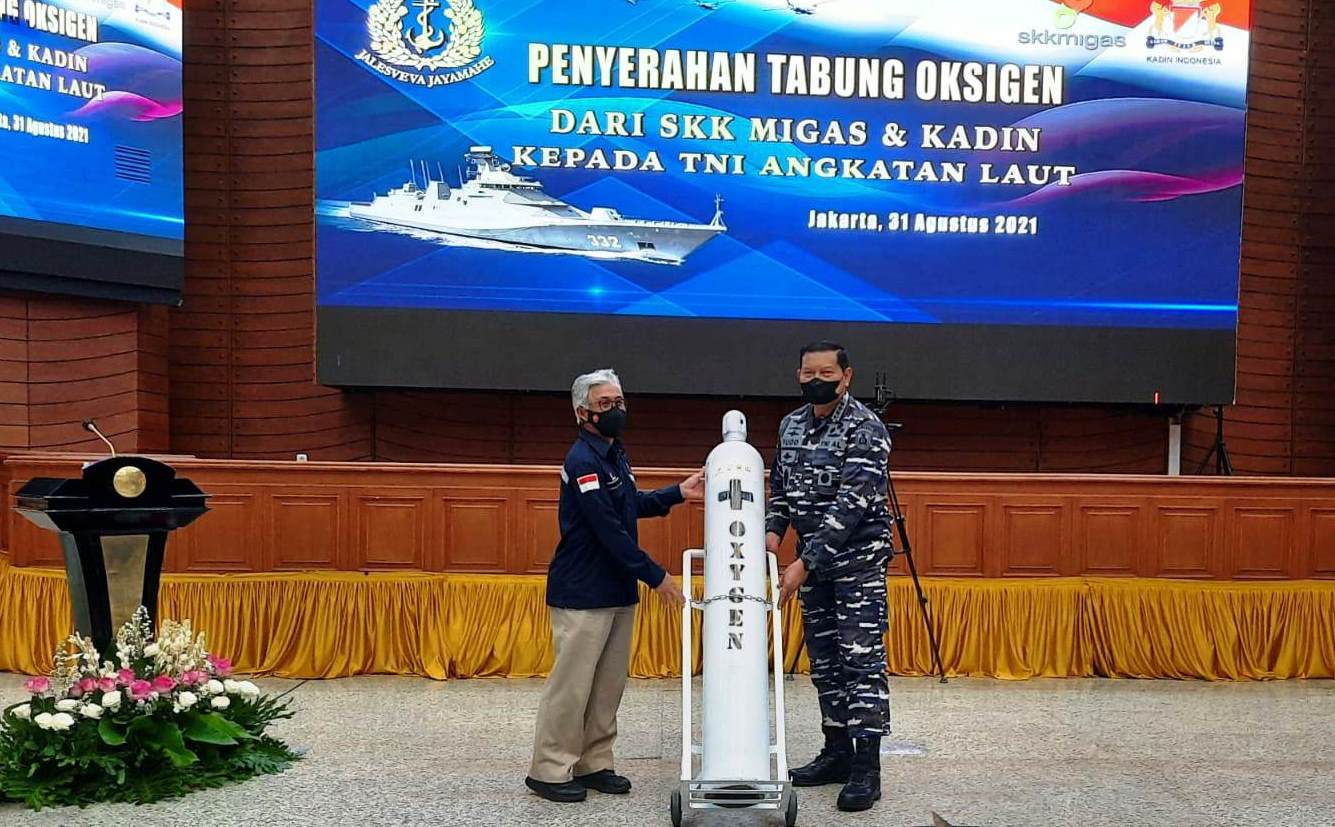 SKK Migas Serahkan 300 Tabung Oksigen Kepada TNI AL