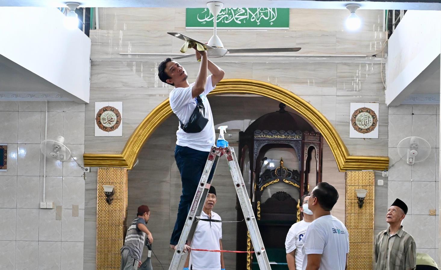 Sobat Aksi Ramadhan 2025, Relawan Pertamina Bersihkan Masjid