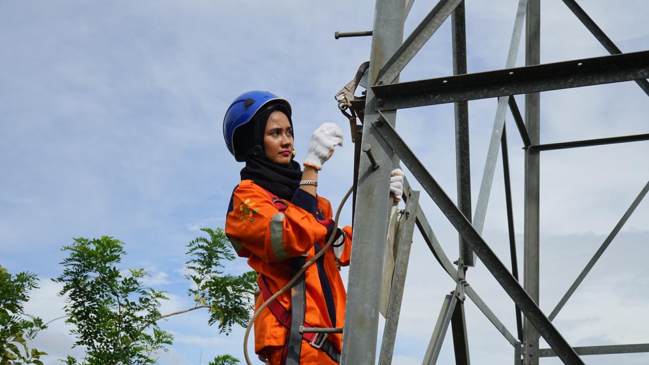 Aksi Srikandi PLN Merawat Tower Transmisi
