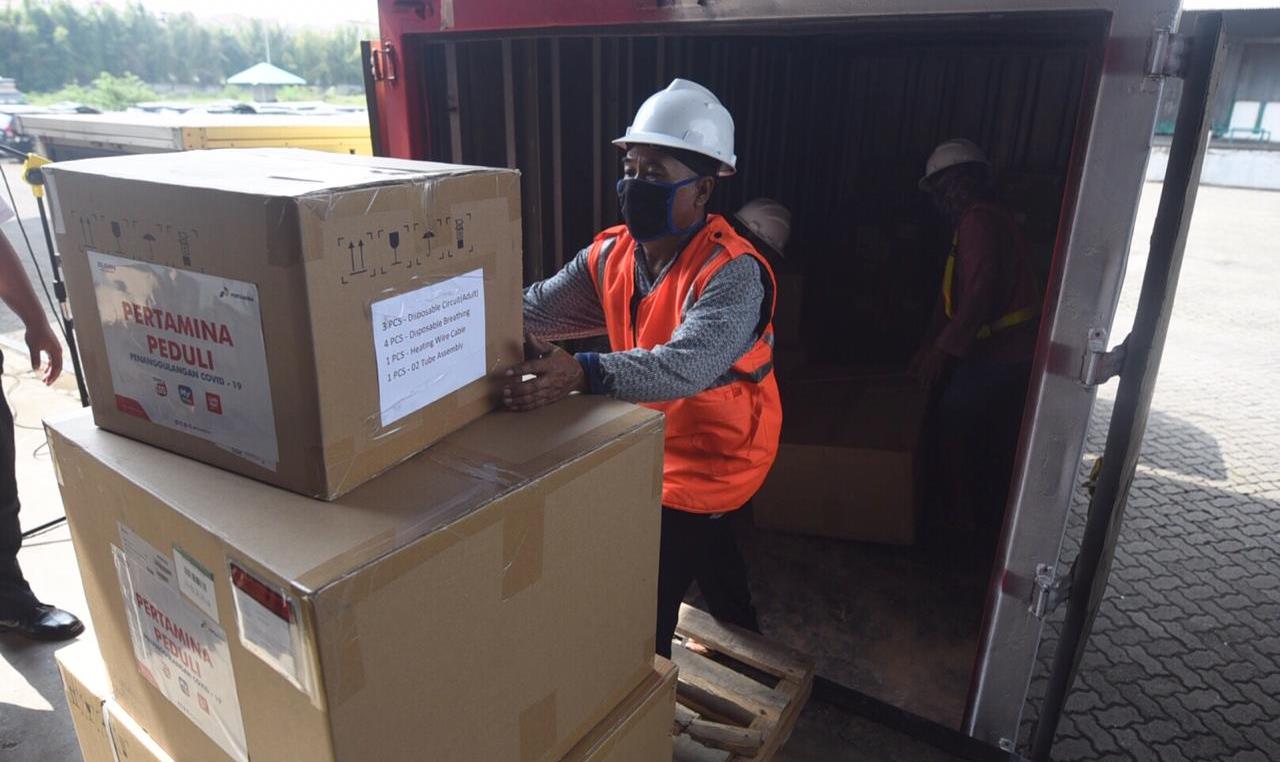 Pertamina Serahkan 305 Ventilator Untuk RS Covid-19