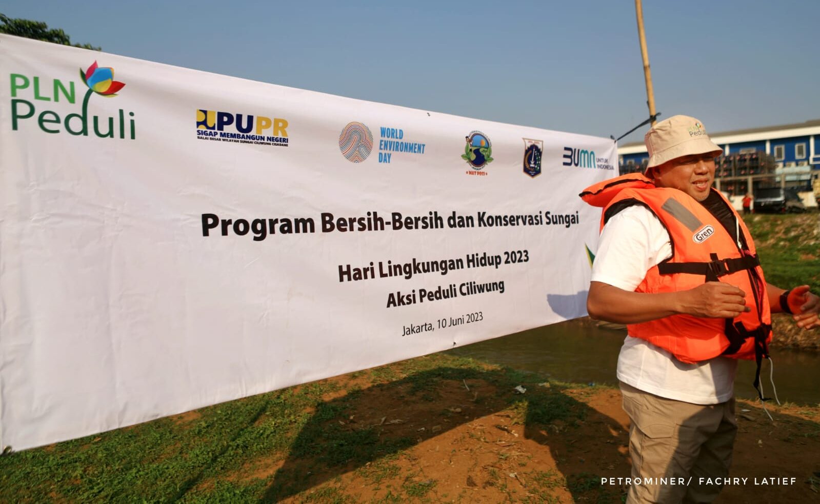 PLN Bersih-bersih Sungai dan Tanam Pohon