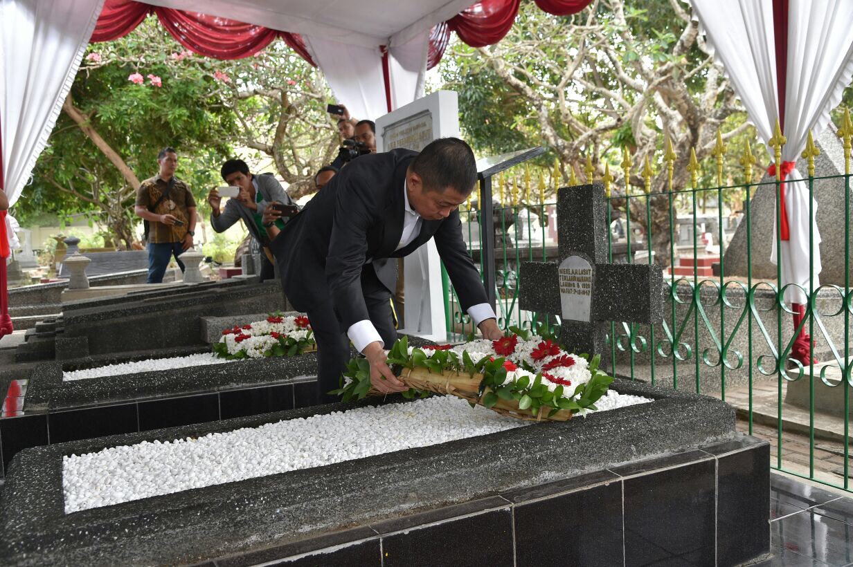 Menteri ESDM Ziarah Ke Makam Arie F. Lasut
