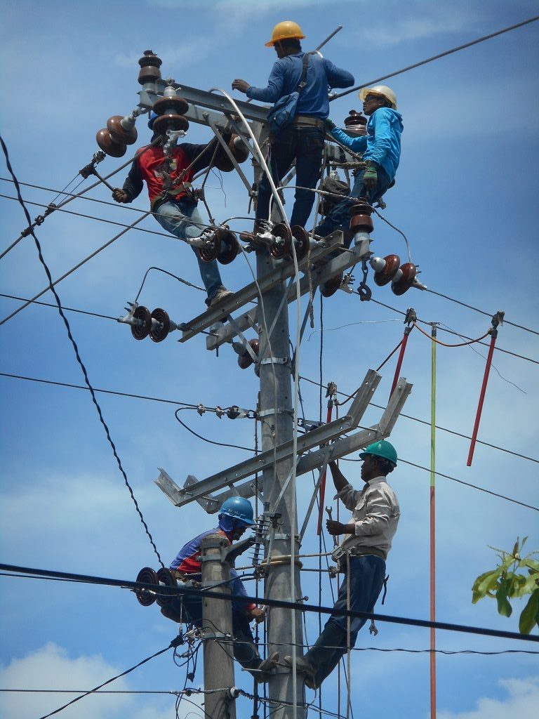 Bertaruh Nyawa, Amankan Listrik