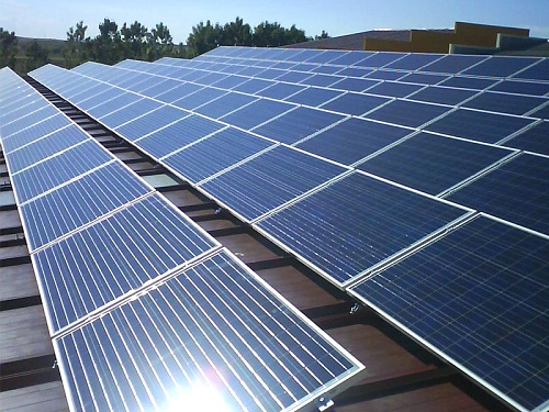 PLN Gandeng Perusahaan UEA Bangun PLTS Terapung