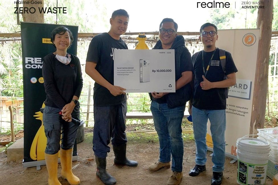 realme Serahkan Donasi realme Goes Zero Waste
